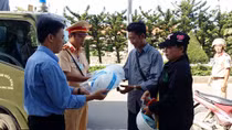Công an huyện đảo Phú Quốc tặng mũ bảo hiểm cho người dân