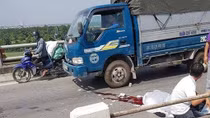 Tự tông dải phân cách trên cầu Thanh Trì, 2 người thương vong