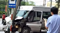 Xe khách mất lái tông cột điện, hành khách hoảng loạn kêu cứu