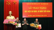 Trao huy hiệu 60 năm tuổi Đảng tặng Đại tướng Phạm Văn Trà