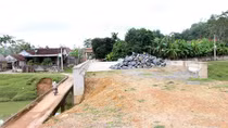 Hãi hùng người dân phải “đánh đu” trên cầu tạm sắp sập