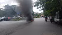 Xe máy cháy ngùn ngụt sau tai nạn với taxi