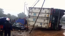 Container đè bẹp xe con, tài xế chết trong cabin