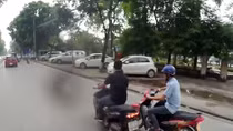 Thanh niên ngổ ngáo đánh võng, tạt đầu xe máy trên phố