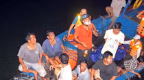 Thuyền trưởng kể lại giây phút 15 ngư dân bị hất tung xuống biển Bình Định