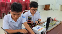 Mô hình "Hệ thống giữ xe thông minh" của hai nam sinh ở Khánh Hòa