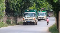 Sao cứ để dân phải chặn xe vào bãi rác?