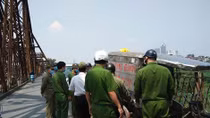 Lợi dụng xe thương binh cố tình bán hàng trên cầu Long Biên