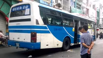 Ngồi tránh nắng trước đầu xe buýt bị tông chết