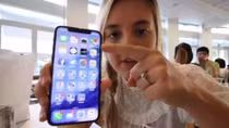 Con gái khoe iPhone X, người bố bị Apple sa thải