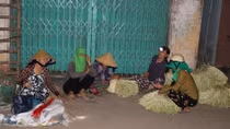 Chợ nón lá trong bóng đêm