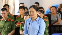 Người phụ nữ với cái lốc máy cũ mang về từ biên giới