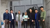 Trao nhà tình nghĩa cho gia đình có hoàn cảnh đặc biệt khó khăn.