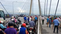 Đã vớt được thi thể người đàn ông nhảy cầu Bính tự tử