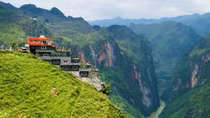 Từ một tòa nhà bê tông trên đỉnh Mã Pì Lèng