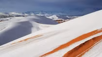 Ngỡ ngàng tuyết rơi trắng xóa sa mạc Sahara