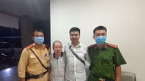 Cụ ông 90 tuổi lạc giữa Hà Nội được CSGT tìm người thân đưa về nhà