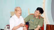Tri ân, thăm hỏi nguyên lãnh đạo Công an tỉnh Hòa Bình 