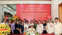 Trao tặng Thiếu tướng, Anh hùng LLVTND Nguyễn Trọng Tháp Huy hiệu 70 năm tuổi Đảng