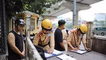 Vượt đèn đỏ, nam thanh niên định dắt xe máy bỏ chạy