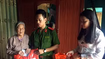 Học viện CSND trao quà cho người dân vùng lũ Quảng Bình