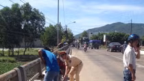 Cảnh sát giao thông cùng người dân dọn đường
