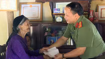 Công an Phú Thọ thăm hỏi, tặng quà Mẹ Việt Nam anh hùng 