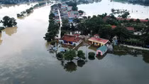 Hơn 1 tuần sau mưa, người Hà Nội vẫn bì bõm giữa biển nước