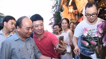 Chuyến đi bộ của Thủ tướng ở Hội An