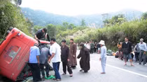 Mất lái, xe khách lật úp trên đèo Vi Ô Lắc