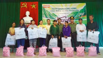 Báo Công an nhân dân trao quà cho người dân bị thiên tai