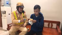 CSGT Hà Nội giúp đỡ thiếu niên Ê Đê bị kẻ gian trộm đồ