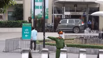 Công an cắm chốt, rà soát hàng quán quanh khu vực BV Bạch Mai