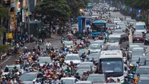 Trạm xe buýt như "ốc đảo" giữa lòng đường thủ đô Hà Nội