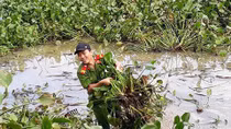 Sắc áo Công an giúp dân sau thiên tai lũ lụt