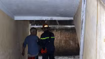 Cụ ông 76 tuổi mắc kẹt trong đám cháy trên phố Chùa Bộc
