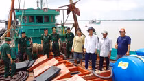 Tàu cá chở 2 vạn lít dầu không rõ nguồn gốc