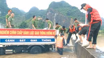 Cùng dân vượt lũ