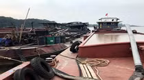Lợi dụng đêm tối, 3 tàu trộm cát trên sông Hồng