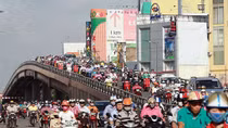 Hai xế hộp đối đầu trên cầu và câu chuyện văn hóa giao thông