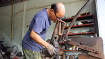 Lão nông học hết lớp 5 có tài chế tạo máy