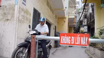 Ngõ nhỏ Hà Nội "mọc" barie để chặn xe máy vì quá ồn