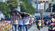 Nắng nóng bao phủ Bắc và Trung bộ, Hà Nội oi bức 37 độ C