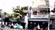 Đã làm rõ đối tượng điều khiển xe máy bằng.... chân gây xôn xao dư luận