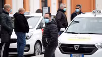 Italy: Chở miễn phí người già đi tiêm vaccine ngừa COVID-19