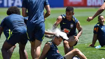 Đội tuyển Brazil tặng Coutinho món quà bất ngờ trên sân tập