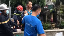 Nghẹt thở giải cứu bé trai bị mắc kẹt giữa khe tường hơn 1 ngày trời