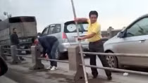 Tài xế ô tô tháo barie trốn CSGT trên cầu bị phạt 1 triệu đồng