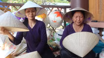 Người phụ nữ giữ “lửa nghề”, cưu mang những mảnh đời khốn khó