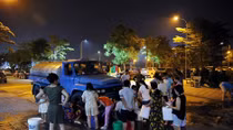 Nửa đêm, người Hà Nội ôm bình đi nhận nước sạch